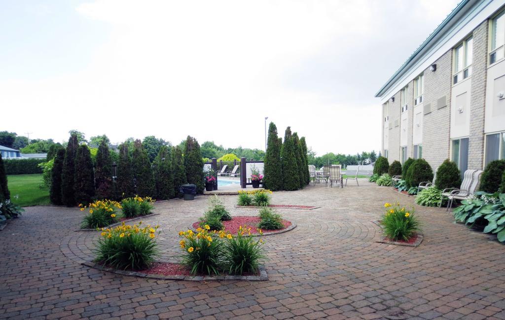 Days Inn By Wyndham Монмані Екстер'єр фото